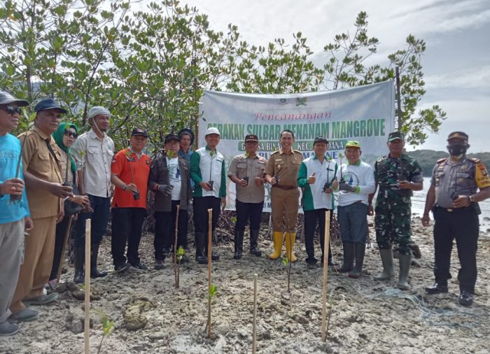 Gerakan Sulbar Menanaman Mangrove Paku – Suremana sebanyak 1.250.000 batang. dalam rangka memperingati Hari menanam Pohon Indonesia 2022