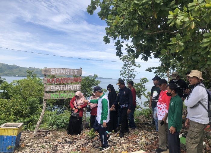 Penanaman Pohom di Pulau Karampuang