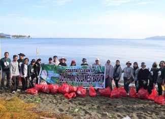 aksi bersih-bersih pantai “Coastal Clean Up”