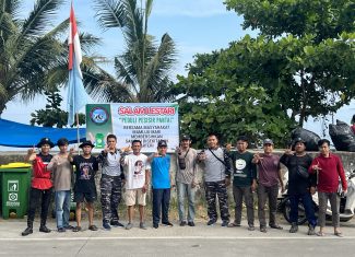 PEDULI LINGKUNGAN, DLH PROVINSI SULAWESI BARAT BERKOLABORASI BERSAMA ANGKATAN MUDA PECINTA ALAM SULAWESI (AMPAS)  DALAM KEGIATAN BERSIH-BERSIH PANTAI ARTERI KAB. MAMUJU