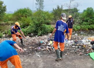 PENANGANAN SAMPAH DI PINGGIR JALAN RE MARTADINATA OLEH DLH PROV. SULBAR DAN DLH KAB. MAMUJU