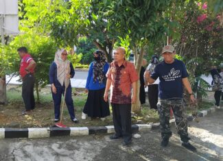 Dinas Lingkungan Hidup Sulawesi Barat Gelar Kerja Bakti Lingkungan Kantor Sambut kunjungan presiden di Sulbar