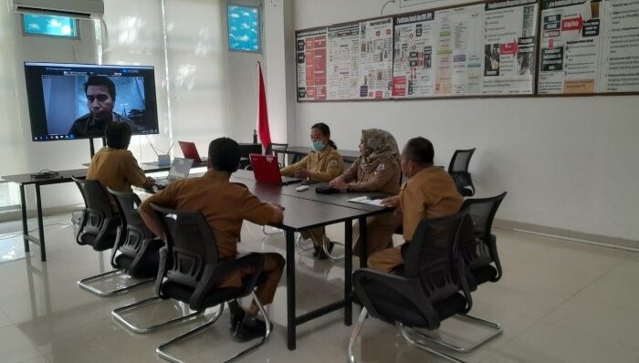 UPTD Pengelolaan Limbah LB3 Medis Mengikuti Pembahasan Teknis Laporan Pembangunan Fasilitas Pengolahan Limbah B3 (Insinerator)