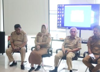 KEGIATAN RUTIN DI SENIN PAGI, APEL PAGI DLH SULBAR DI LANJUTKAN RAPAT INTERNAL DLH