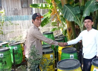 Pemberian Bantuan Tempat Sampah Terpilah di Lokasi Program Kampung Iklim (Proklim) Desa Bonde Kecamatan Pamboang Kabupaten Majene