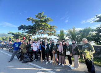 DLH bersama dengan OPD Pemprov Sulbar, TNI & Polri kembali melaksanakan Aksi jumat bersih di sepanjang Jalan arteri Mamuju.