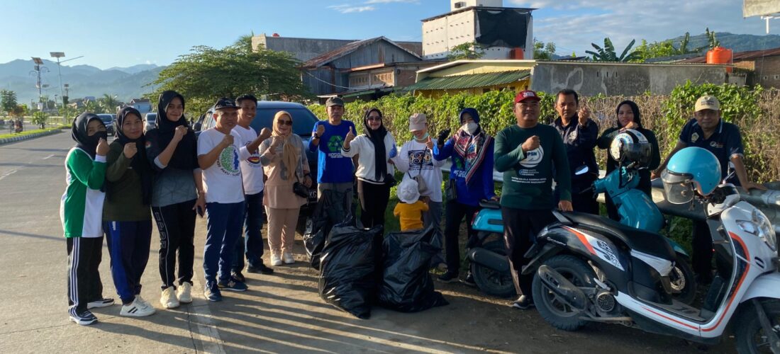 Aksi jumat bersih DLH di pinggir pantai arteri