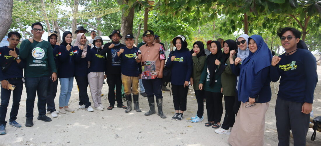 DLH Sulbar full team dalam aksi Sepekan menanam Mangrove di Desa Lebani.