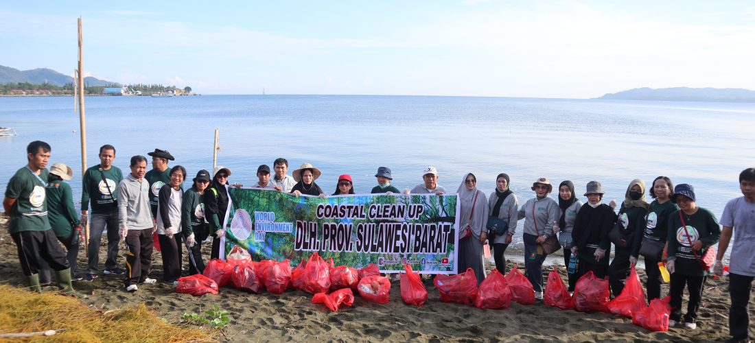 aksi bersih-bersih pantai “Coastal Clean Up”