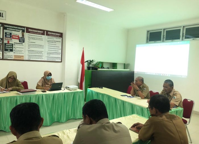 Rapat Internal Staf Dinas Lingkungan Hidup Provinsi Sualwesi Barat.