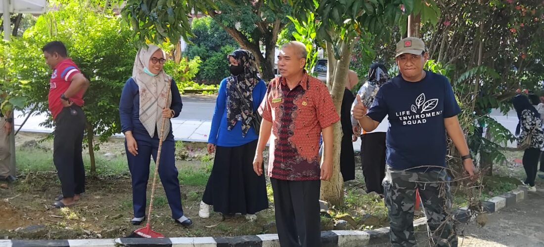 Dinas Lingkungan Hidup Sulawesi Barat Gelar Kerja Bakti Lingkungan Kantor Sambut kunjungan presiden di Sulbar