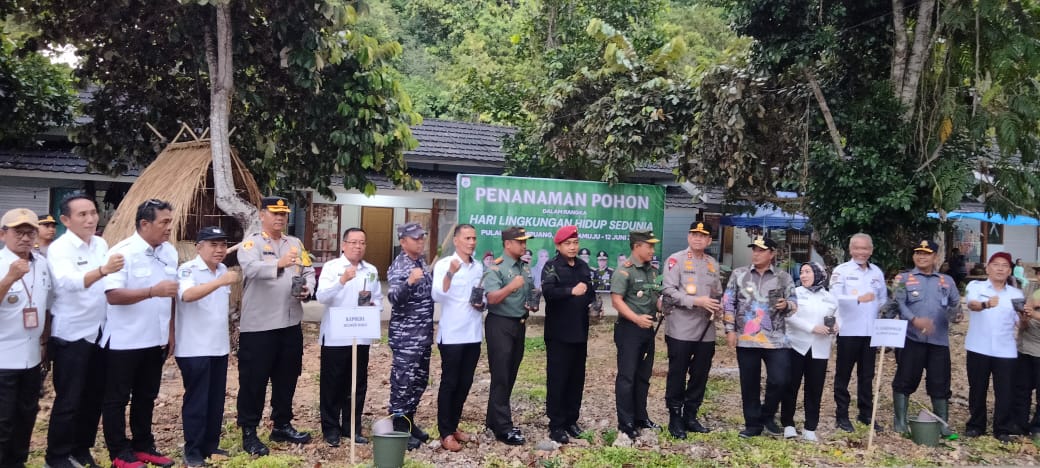 Penanaman Pohon di Pulau Karampuang bersama Pj. Gubernur Sulbar, Forkopimda dan  OPD Pempov. Sulbar