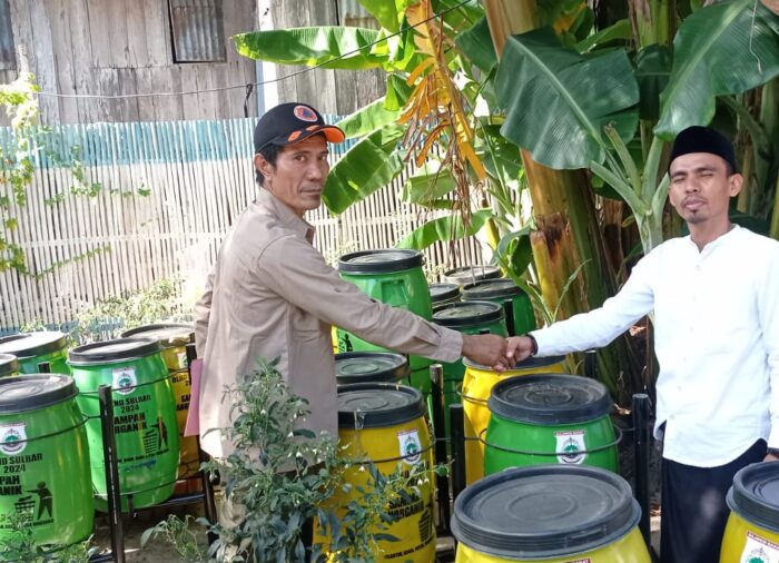 Pemberian Bantuan Tempat Sampah Terpilah di Lokasi Program Kampung Iklim (Proklim) Desa Bonde Kecamatan Pamboang Kabupaten Majene